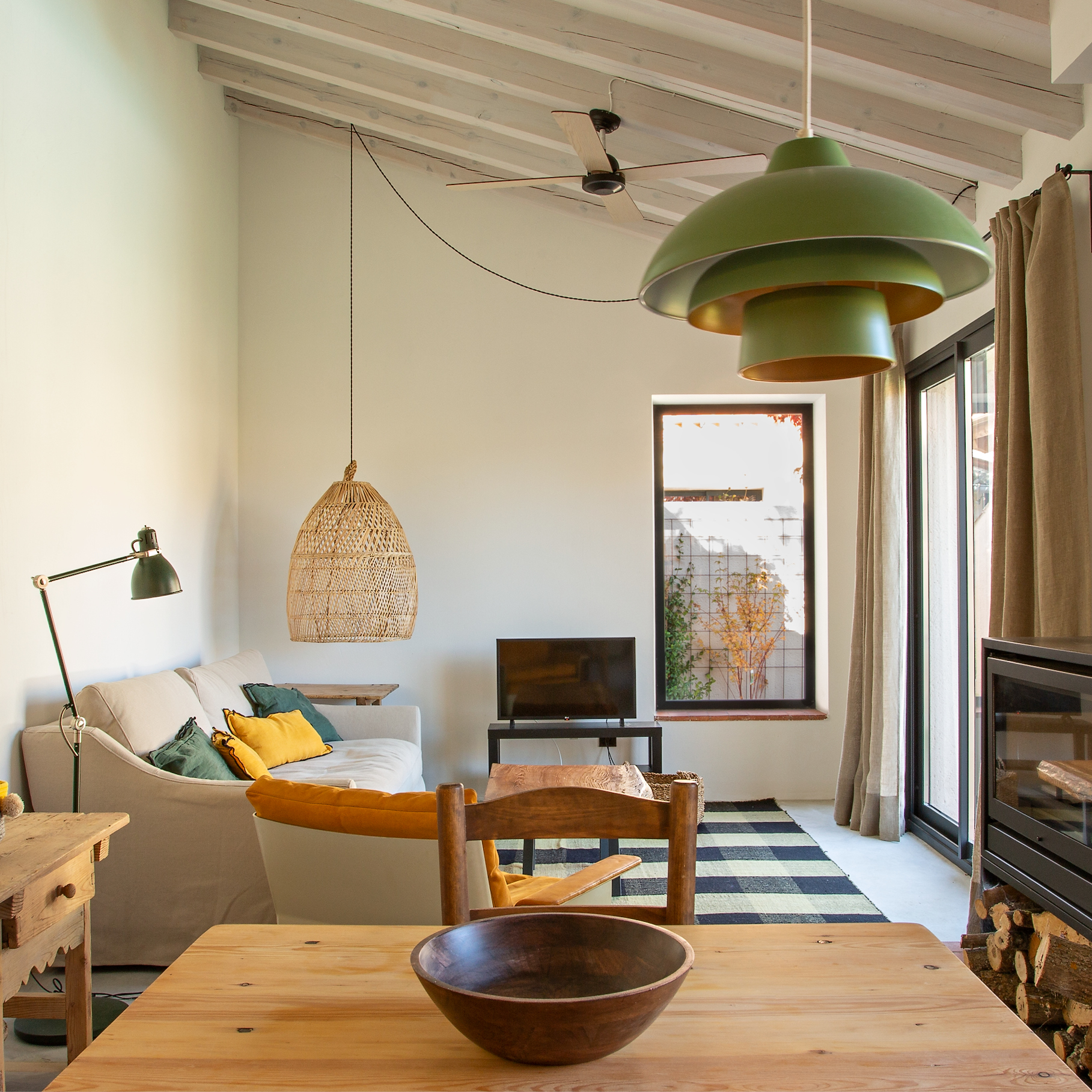 Las Albercas de Tenzuela, Alberca Chica, Salon diseño bungalow con chimenea, cocina abierta y muebles de diseño 