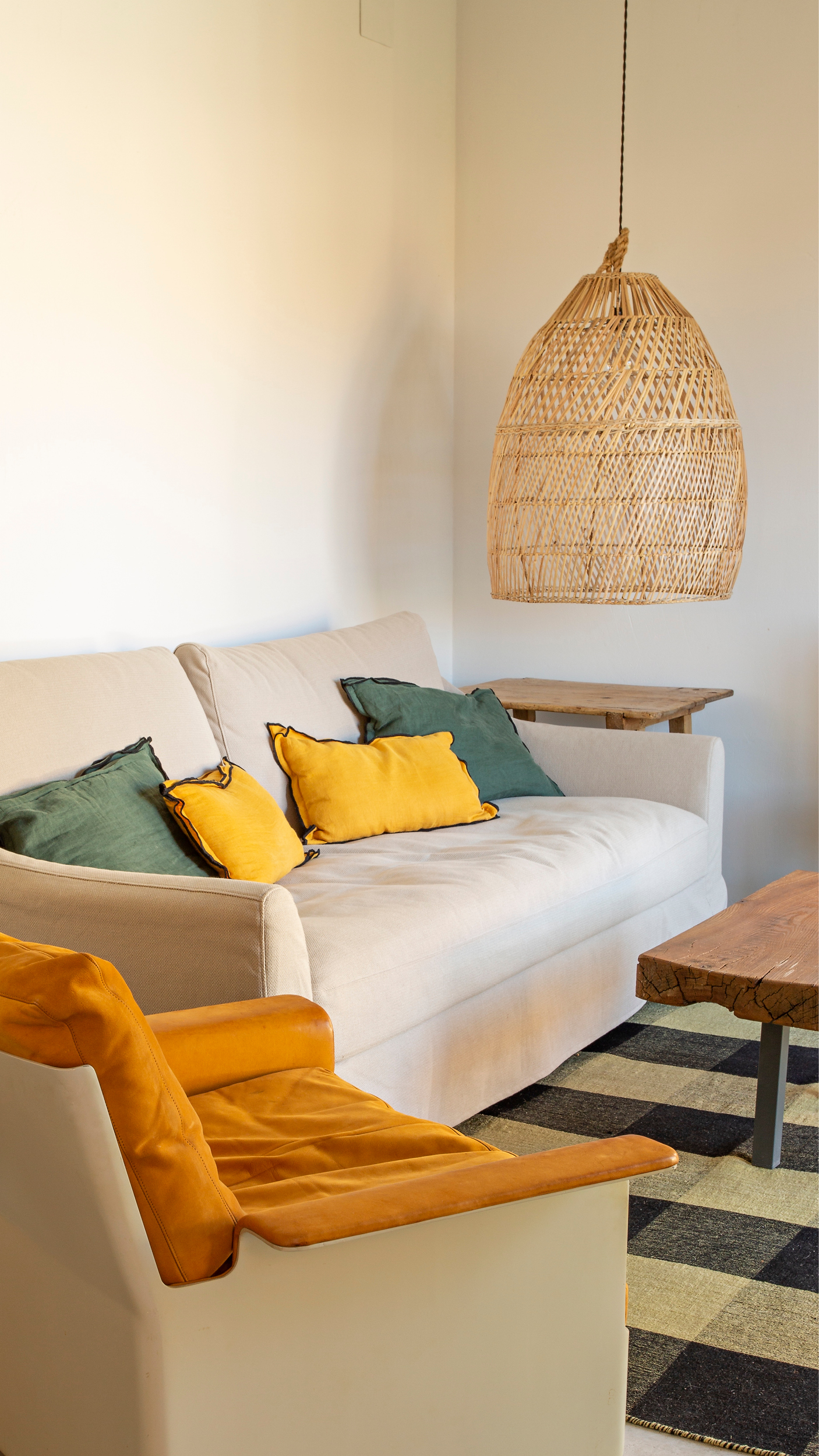 Las Albercas de Tenzuela, Alberca Chica, Salon diseño bungalow con chimenea, cocina abierta y muebles de diseño, sofá para dos personas