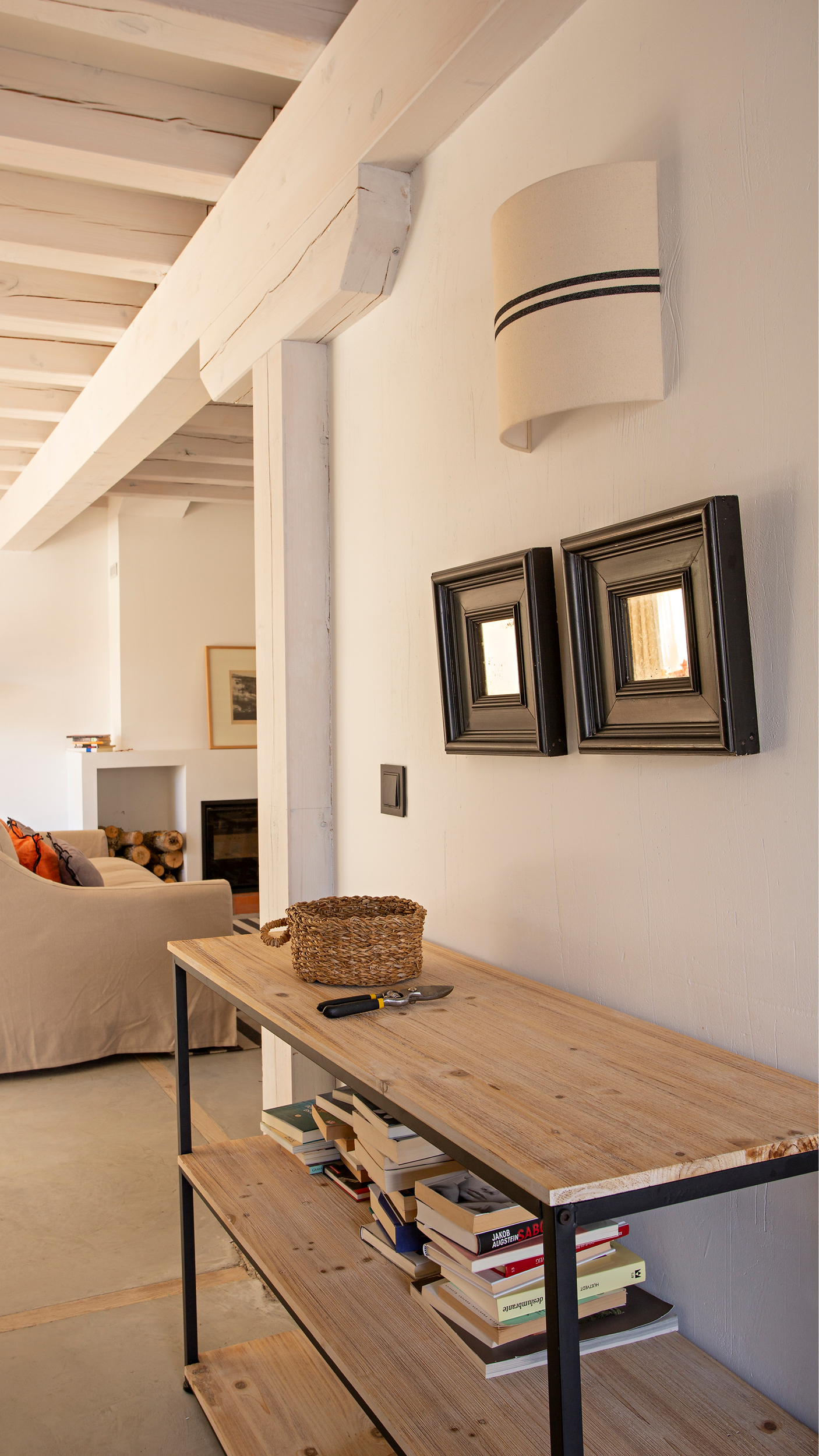 Las Albercas de Tenzuela, La Alberca,vista de salón luminoso con chimenea, televisión, sofás, leña