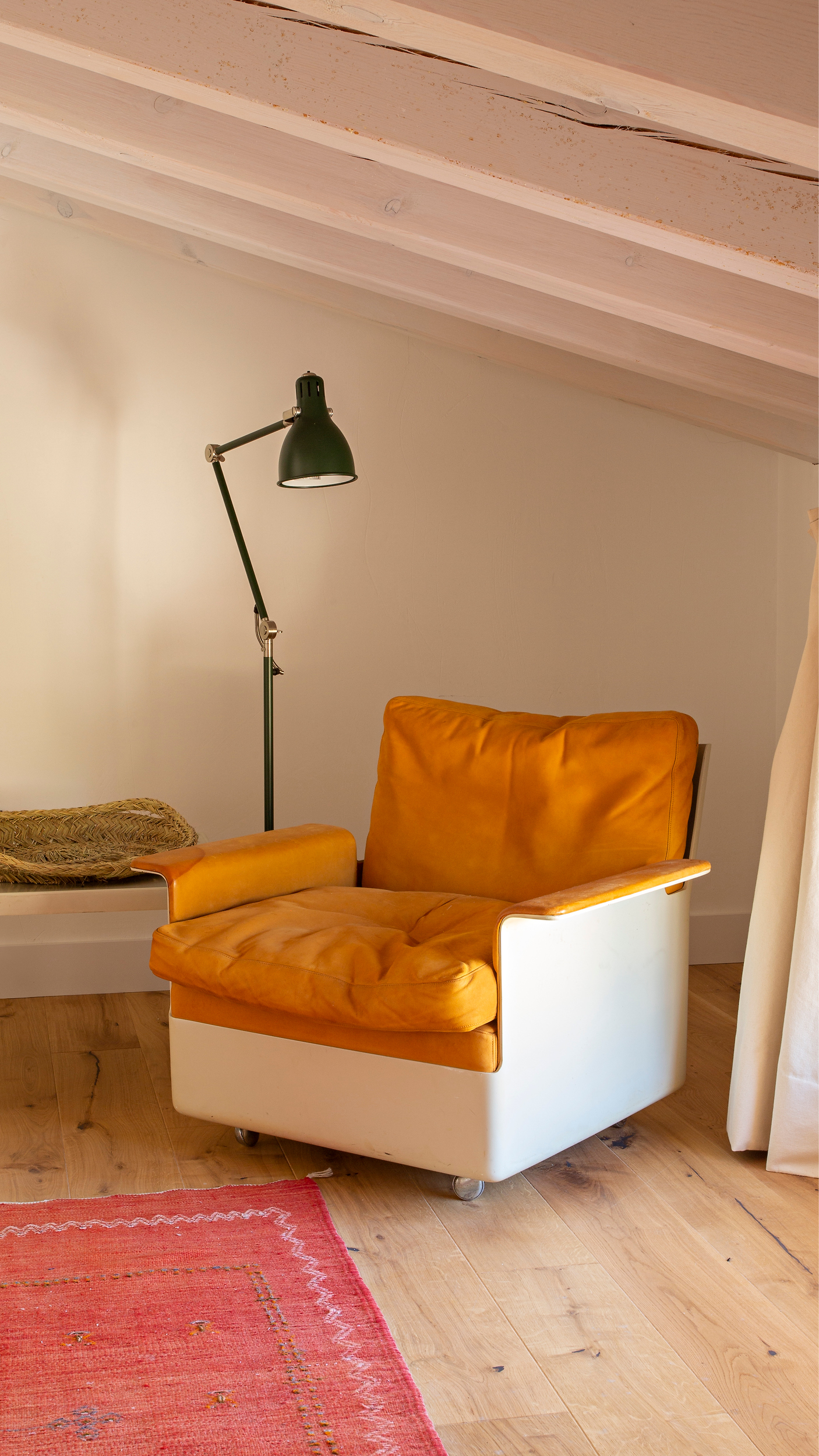 Las Albercas de Tenzuela, La Alberca, Dormitorio cama doble, mesilla de noche, muebles de diseño, sillón de Dieter Rams