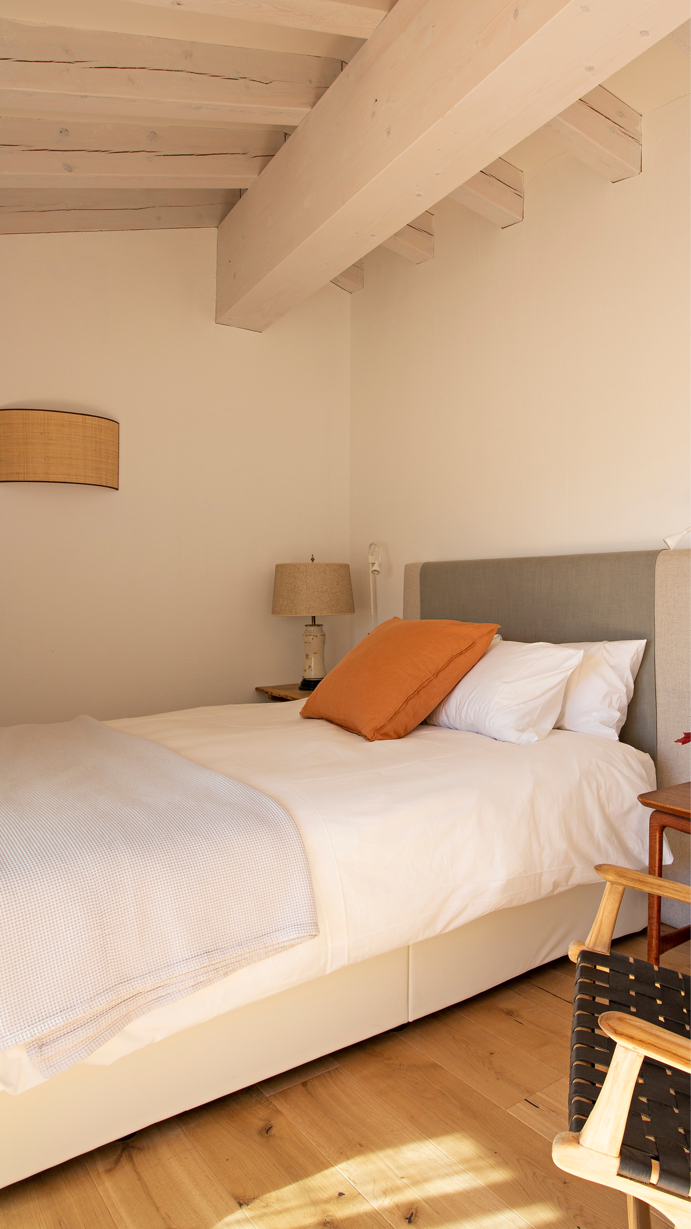 Las Albercas de Tenzuela, La Alberca, Dormitorio cama doble, mesilla de noche, muebles de diseño, sillón de Dieter Rams