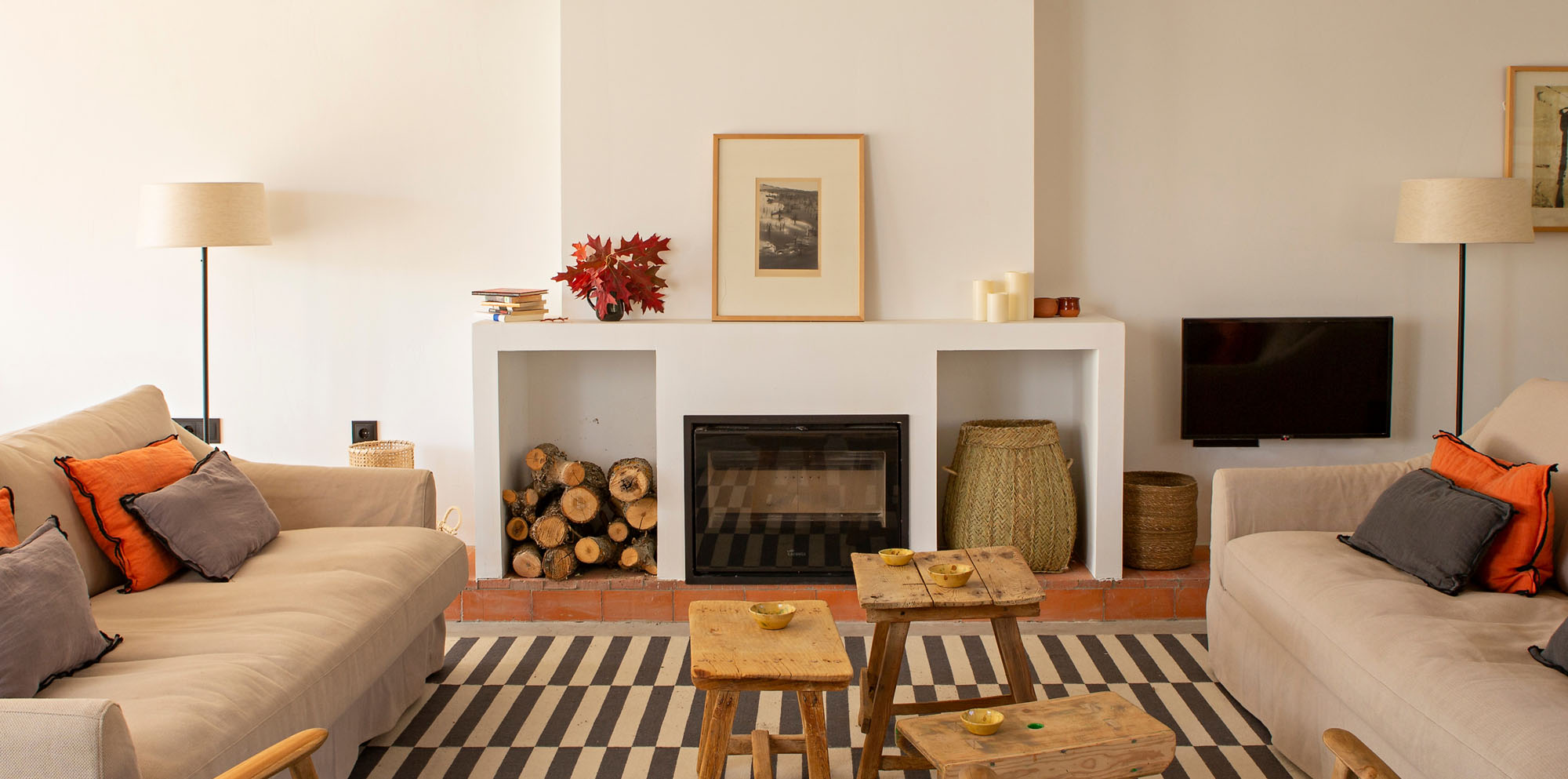 Albercas de Tenzuela, La Alberca, Salon con Chimenea, Televisión, Dos Sofas, Dos sillones