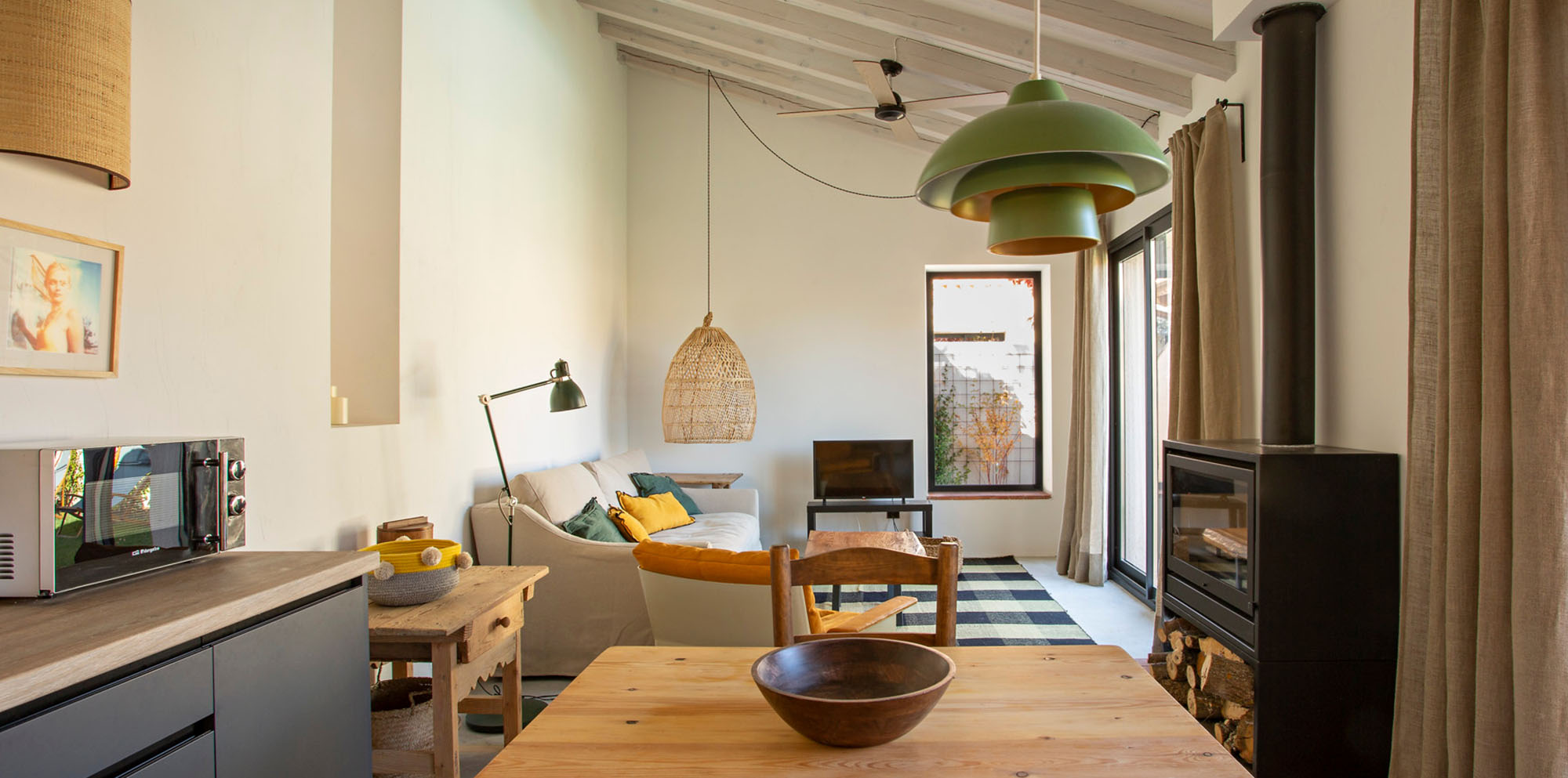 Las Albercas de Tenzuela, Alberca Chica, Salon diseño bungalow con chimenea, cocina abierta y muebles de diseño