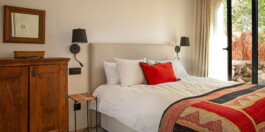 Las Albercas de Tenzuela, Alberca Chica, Dormitorio con cama King Size, armario, terraza con fuente japonesa, ideal para parejas, baño en-suite