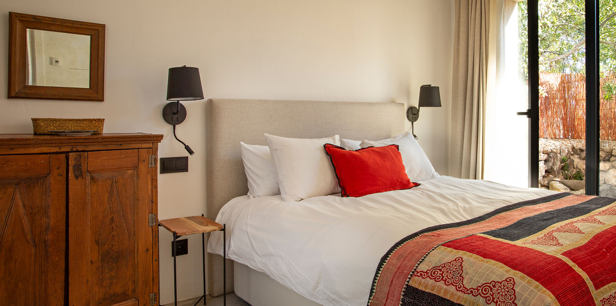 Las Albercas de Tenzuela, Alberca Chica, Dormitorio con cama King Size, armario, terraza con fuente japonesa, ideal para parejas, baño en-suite