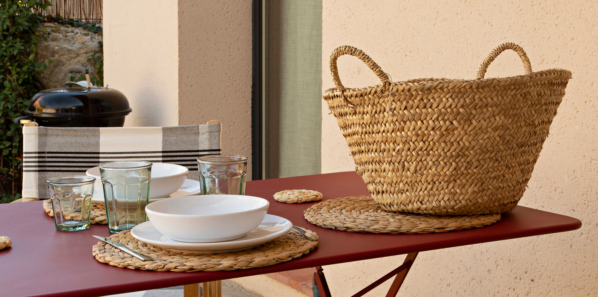 Las Albercas de Tenzuela, Alberca Chica, Vista de jardín con piscina, hamacas, mesa de comer exterior, barbacoa