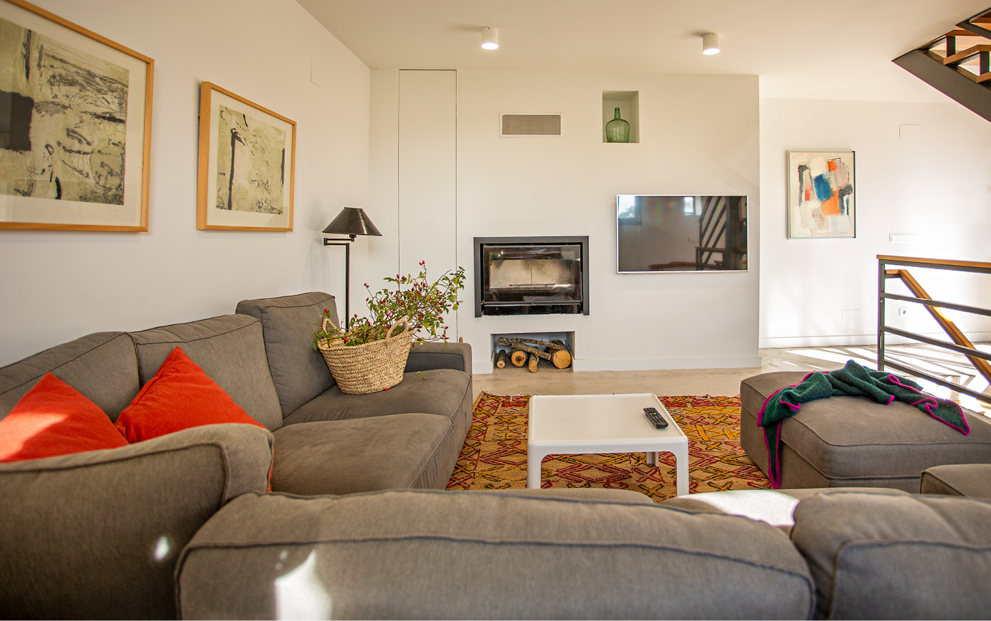 Las Albercas de Tenzuela, El Balcon, Salon amplio con chimenea, 3 sofas junto a cocina abierta y muebles de diseño 