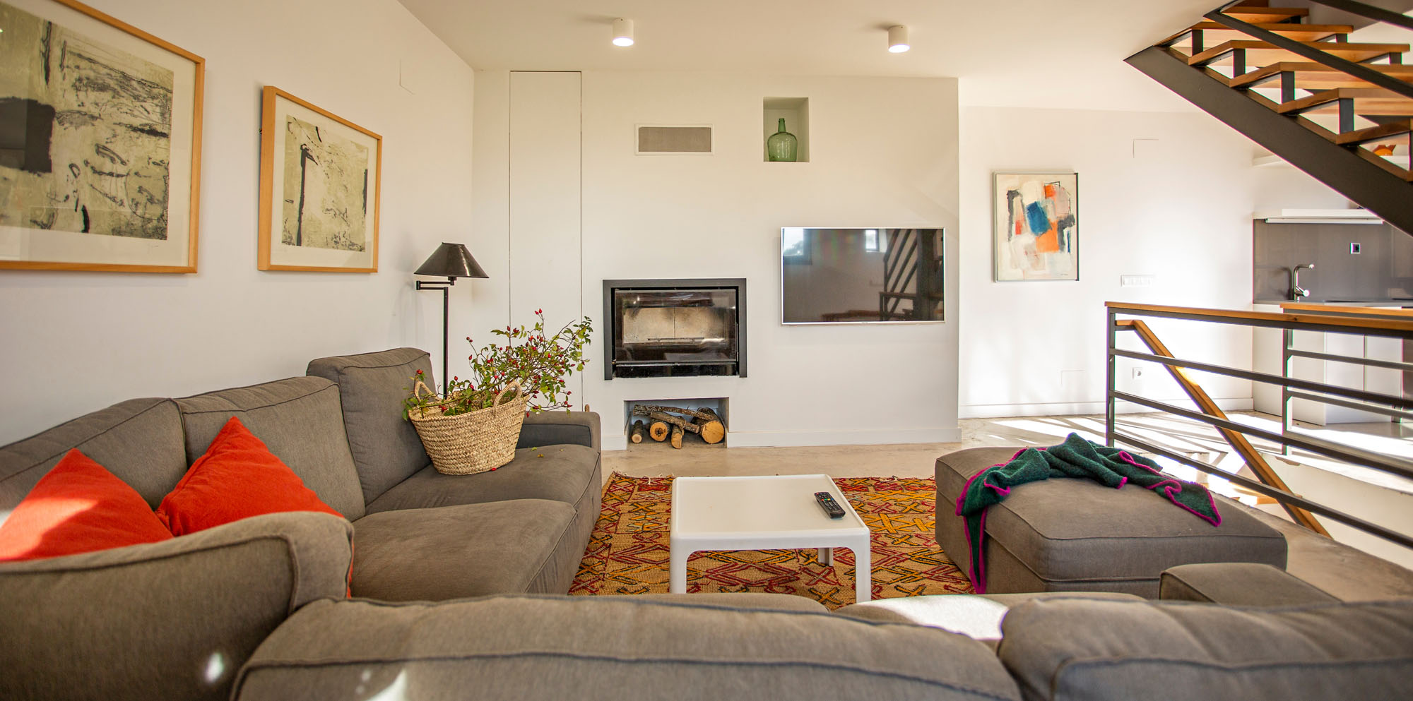 Las Albercas de Tenzuela, El Balcon, Salon amplio con chimenea, 3 sofas junto a cocina abierta y muebles de diseño