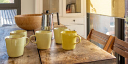 Las Albercas de Tenzuela, El Balcon, Detalle de cocina con mesa de comedor, cocina nueva, mesa exterior en terraza con vistas a la montaña y barbacoa.