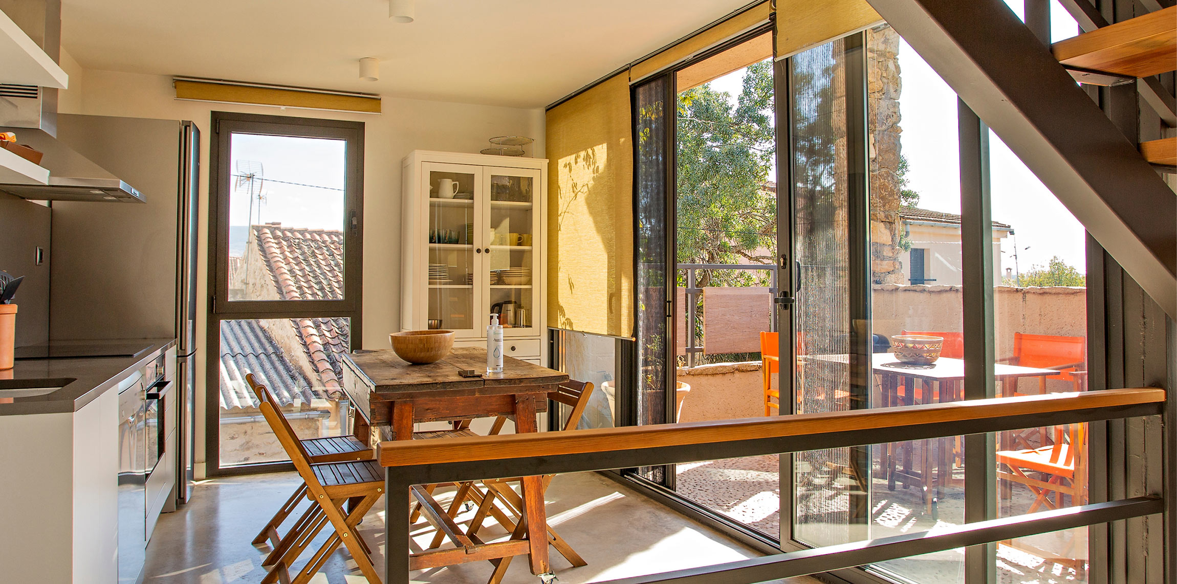 Las Albercas de Tenzuela, El Balcon, Cocina con mesa de comedor, cocina nueva, mesa exterior en terraza con vistas a la montaña y barbacoa.