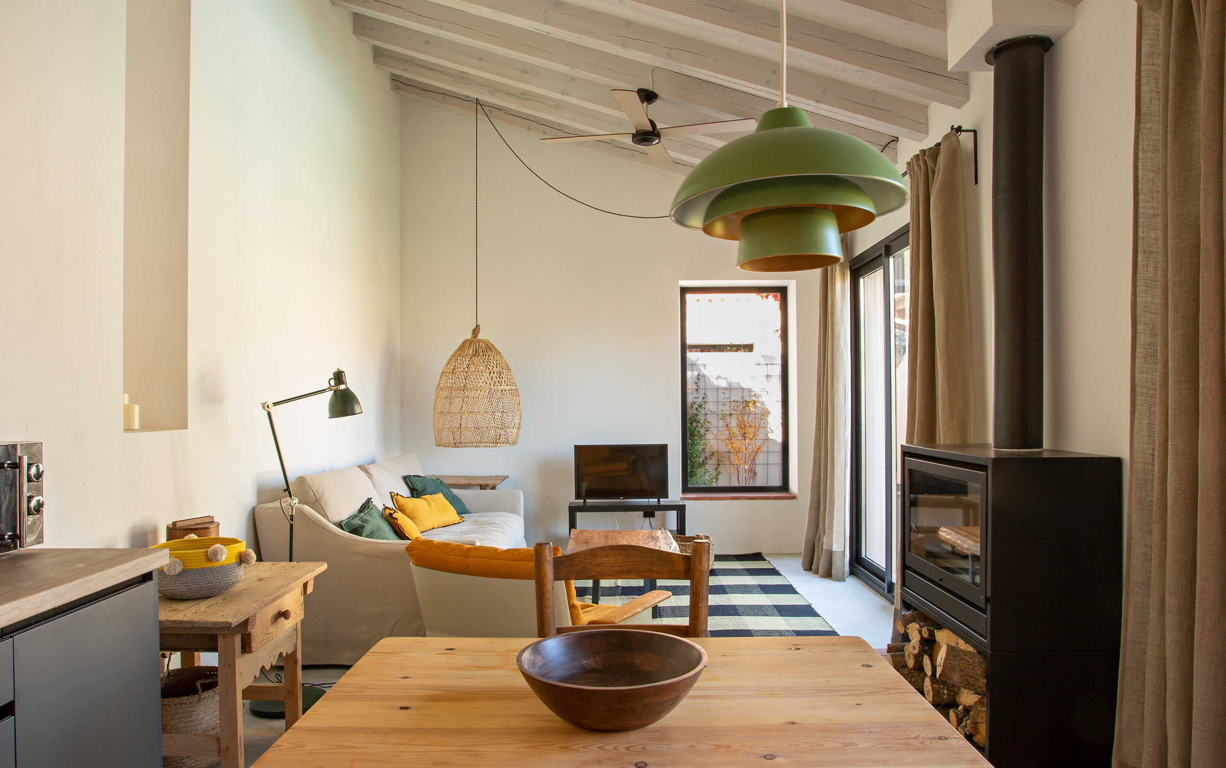 Las Albercas de Tenzuela, Alberca Chica, Salon diseño bungalow con chimenea, cocina abierta y muebles de diseño 